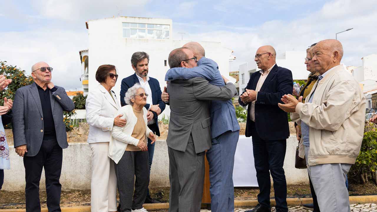 José Bentes Camarinha dá agora nome ao Jardim Municipal da vila de Estômbar, tendo também uma placa evocativa em sua memória na Santa Casa da Misericórdia.