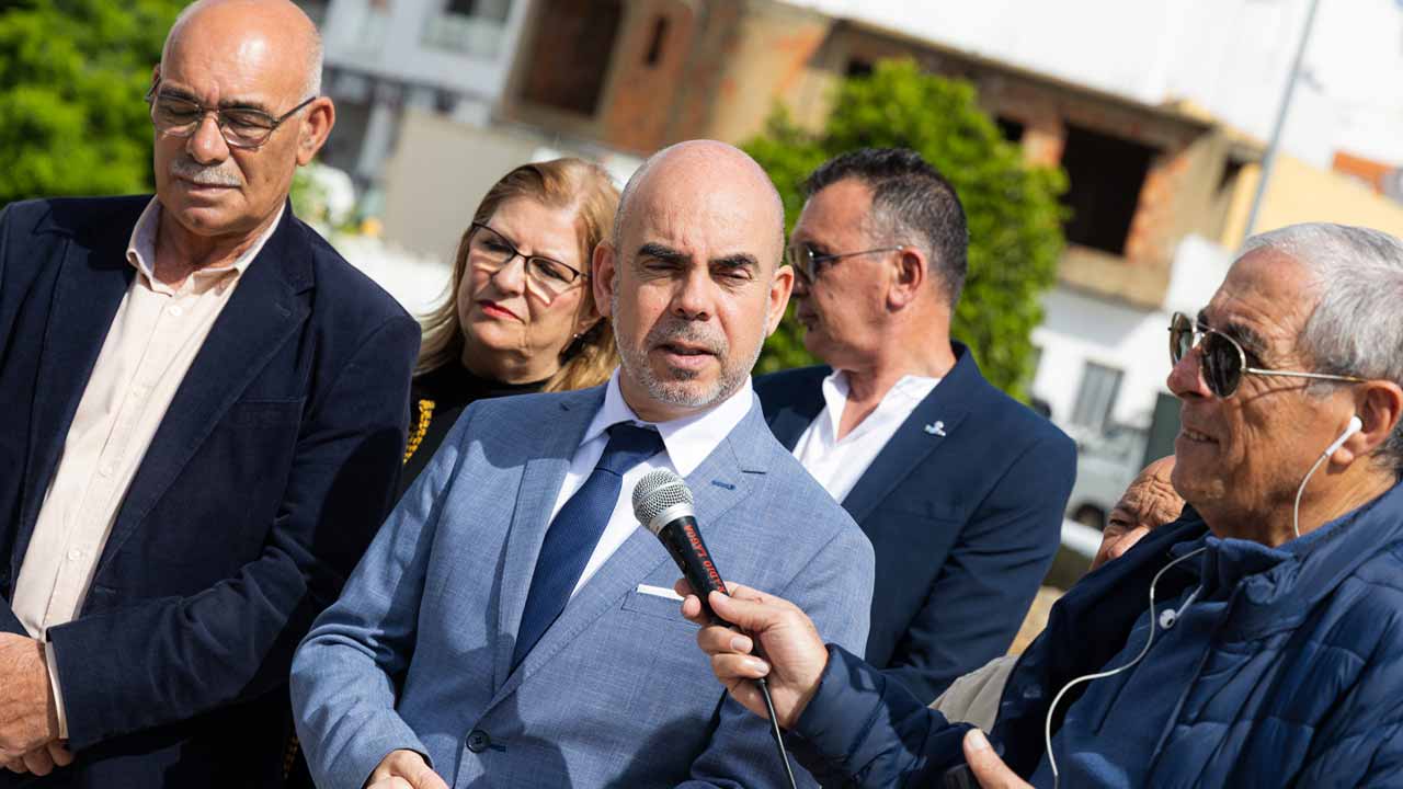 José Bentes Camarinha dá agora nome ao Jardim Municipal da vila de Estômbar, tendo também uma placa evocativa em sua memória na Santa Casa da Misericórdia.