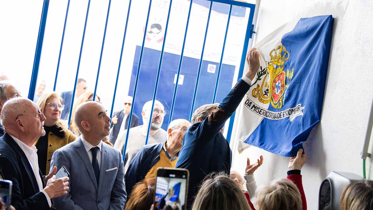 José Bentes Camarinha dá agora nome ao Jardim Municipal da vila de Estômbar, tendo também uma placa evocativa em sua memória na Santa Casa da Misericórdia.