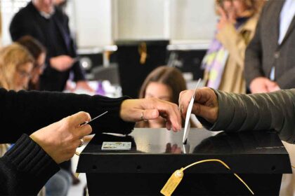 15 forças políticas concorrem às eleições legislativas antecipadas de 18 de maio pelo círculo eleitoral de Faro, onde o Chega e o PS repetem as candidaturas de 2024 e a AD - Coligação PSD/CDS-PP aposta na atual ministra do Ambiente.