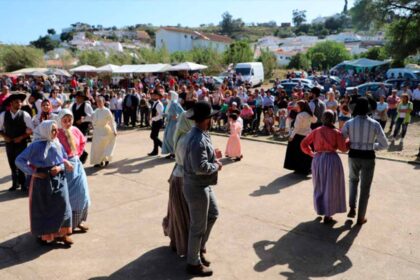 O tradicional 1.º de Maio volta a convidar as pessoas para a festa do Dia do Trabalhador, em Odeleite, junto à barragem, com baile, gastronomia, produtos regionais e atividades para os mais pequenos.