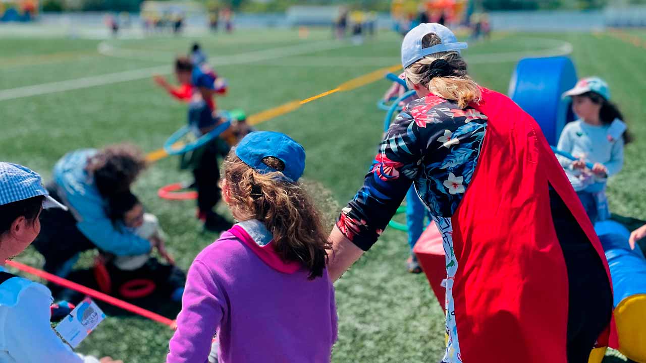 612 crianças entre os três e os seis anos estiveram no Estádio Municipal de Olhão na festa «Brinca a Tempo Inteiro», onde participaram em atividades lúdicas e educativas.