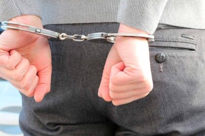 Um homem de 30 anos foi detido pela PJ, em Silves, pelo crime de tentativa de homicídio a um outro, após discussão relacionada com os respetivos animais de estimação. 