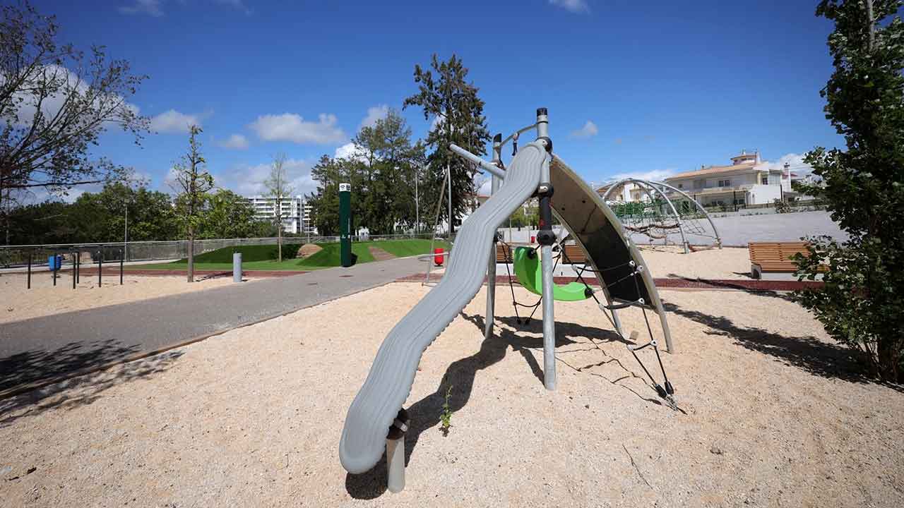 Parque da Juventude de Portimão ganha novo Parque Radical, passadiço pelas copas das árvores e mais espaços de jogos e infantis.