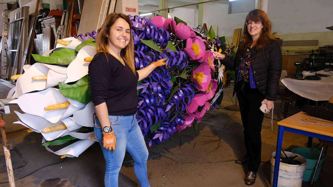 A instalação artística «Júbilo em Pétalas», com sete metros de altura, dá as boas-vindas à Páscoa no Largo de São Sebastião, em São Brás de Alportel.
