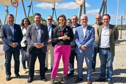 Os deputados do Partido Socialista (PS) eleitos pelo Algarve acusam o PSD de continuar a cobrar portagens na Via do Infante (A22) junto à fronteira com Espanha e denunciam manobras perigosas e filas desnecessárias.