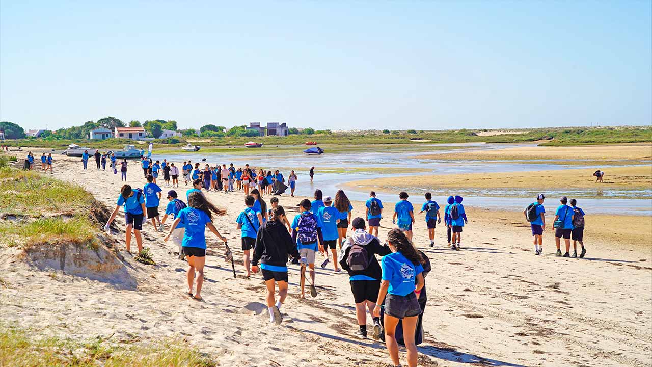 Mais de 220 kg de resíduos foram retirados da Ilha da Armona na Operação Praia Limpa 2025, ação de limpeza costeira e subaquática organizada pelo Zoomarine.