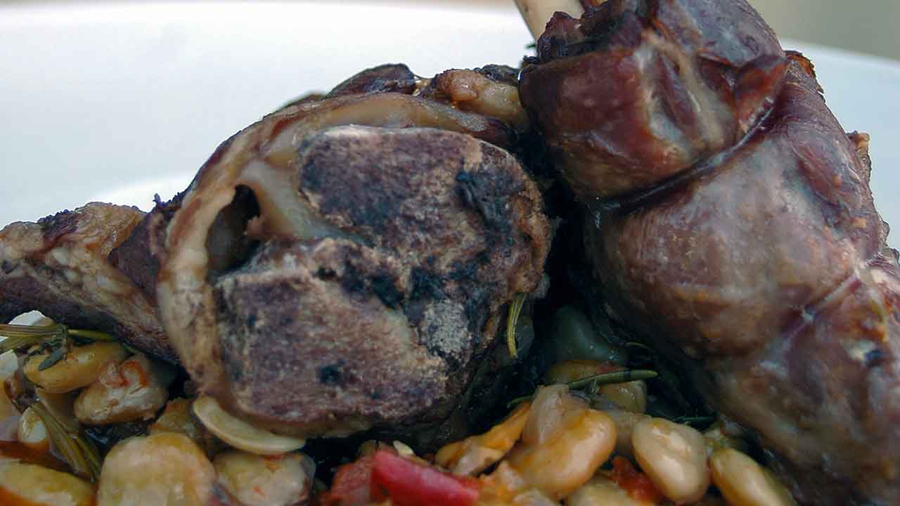 O município de Loulé promove a Quinzena Gastronómica «Comeres D’aqui – Sabores da Páscoa», entre os dias 11 e 27 de abril, com destaque para o borrego, o cabrito, os folares e outros produtos regionais.