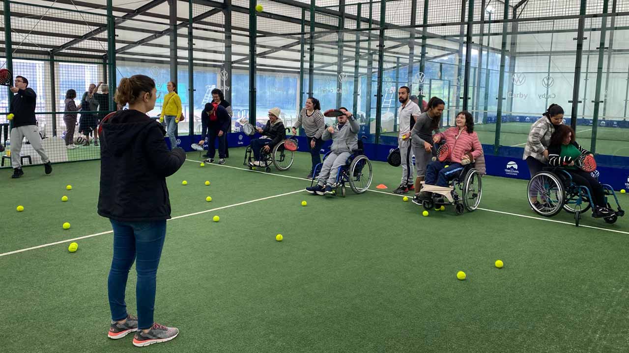 O Clube de Ténis e Padel de São Brás de Alportel recebeu os jovens do Espaço Inclusão para uma aula de padel, iniciativa que se mostrou relevante para a melhoria da autonomia de destreza dos participantes.