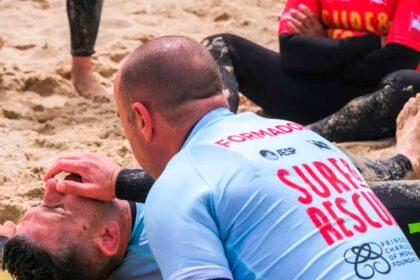 O programa «Surf&Rescue» regressa em maio para a sexta edição com uma novidade: a formação para uso de desfibrilhadores, passando por Aljezur dia 30. 