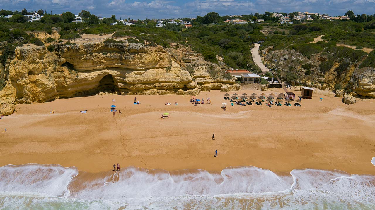 Em 2025, o Algarve hasteará 91 Bandeiras Azuis, distribuídas por 85 praias, quatro marinas e duas embarcações ecoturísticas.