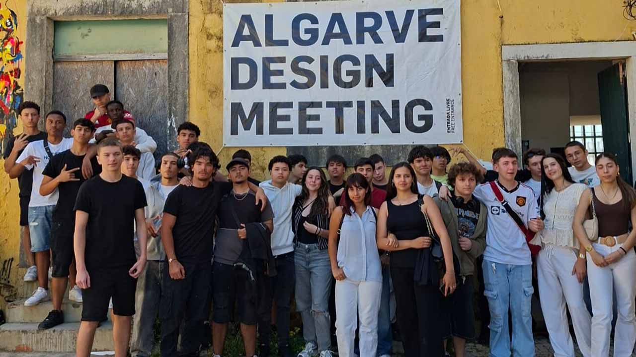 A decorrer na Fábrica da Cerveja, em Faro, até dia 24 de maio, o Algarve Design Meeting pretende dar visibilidade aos agentes criativos e promover diferentes projetos da área.