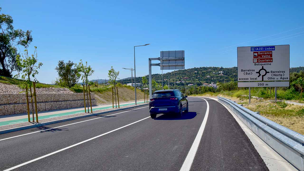 De automóvel, a pé ou de bicicleta, foram muitos os louletanos que atravessaram pela primeira vez a Avenida Mário Soares na sexta-feira, dia 25 de abril.