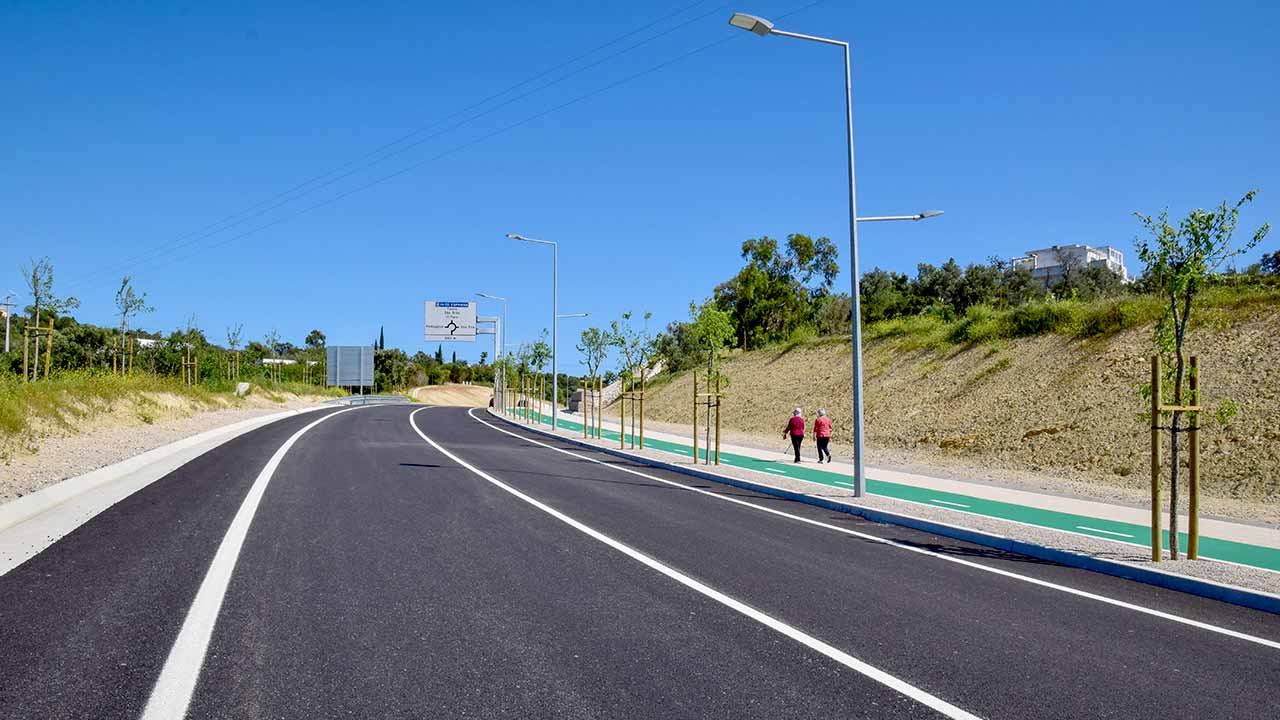 De automóvel, a pé ou de bicicleta, foram muitos os louletanos que atravessaram pela primeira vez a Avenida Mário Soares na sexta-feira, dia 25 de abril.