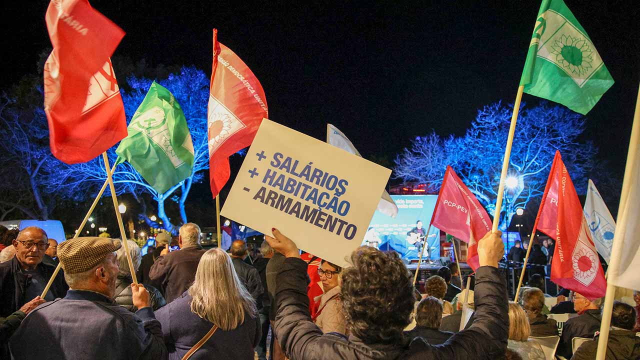 Catarina Marques, cabeça de lista da CDU pelo Algarve, disse ontem num comício em Faro que «é preciso e é possível recuperar o deputado» comunista eleito pela região.