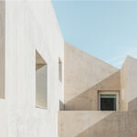 A Casa em Olhão, dos arquitetos Marlene dos Santos e Bruno Oliveira, do estúdio ODS Arquitectos — com sede em Loulé, Algarve — foi selecionada como finalista na categoria de Arquitetura dos Prémios FAD 2025.