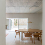 A Casa em Olhão, dos arquitetos Marlene dos Santos e Bruno Oliveira, do estúdio ODS Arquitectos — com sede em Loulé, Algarve — foi selecionada como finalista na categoria de Arquitetura dos Prémios FAD 2025.