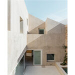 A Casa em Olhão, dos arquitetos Marlene dos Santos e Bruno Oliveira, do estúdio ODS Arquitectos — com sede em Loulé, Algarve — foi selecionada como finalista na categoria de Arquitetura dos Prémios FAD 2025.
