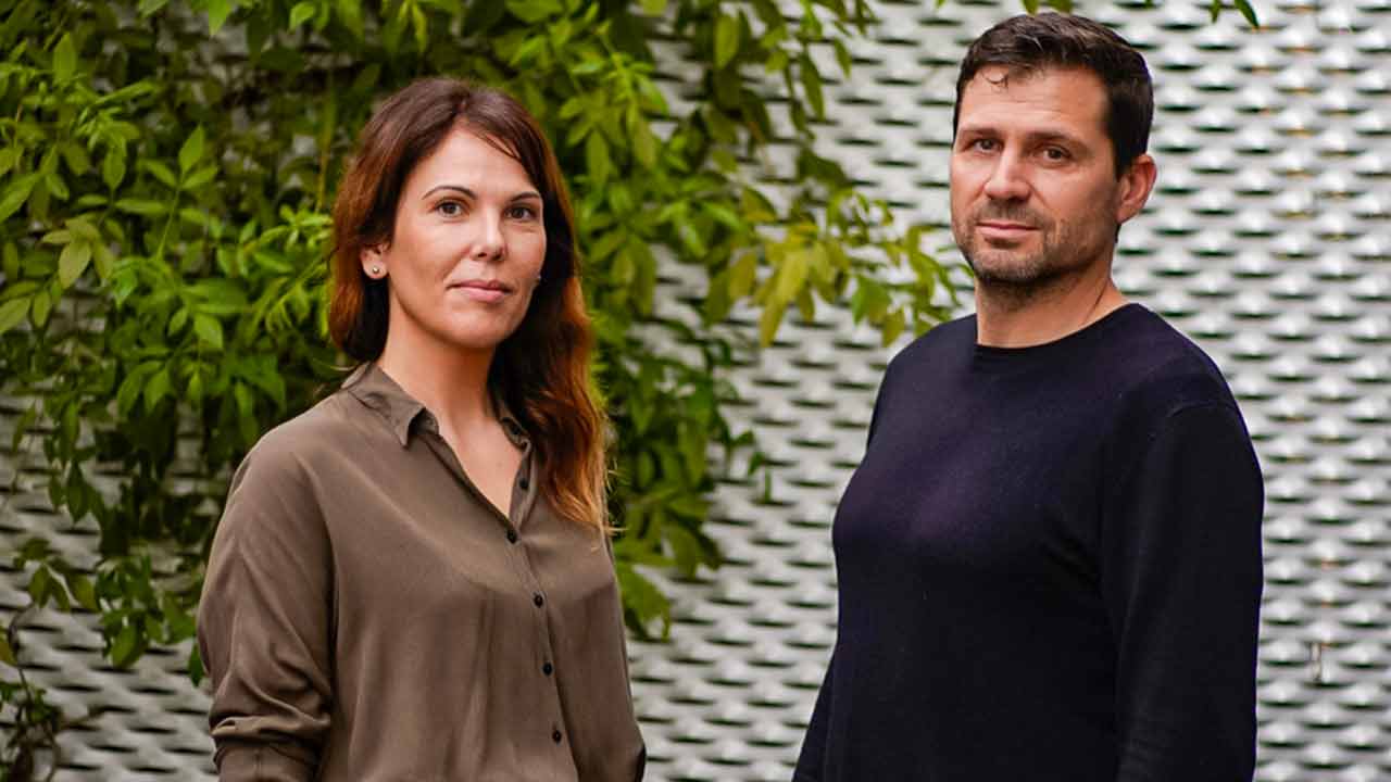 A Casa em Olhão, dos arquitetos Marlene dos Santos e Bruno Oliveira, do estúdio ODS Arquitectos — com sede em Loulé, Algarve — foi selecionada como finalista na categoria de Arquitetura dos Prémios FAD 2025.