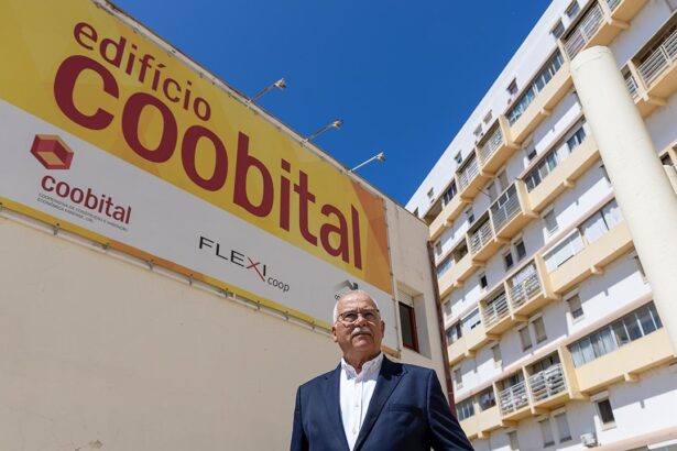 Orlando Vargas, 71 anos, histórico dirigente da Coobital, ainda ambiciona poder construir em Faro habitação para arrendamento gerido pela cooperativa. Lamenta também a «falta de vontade política» para resolver a atual crise da habitação.