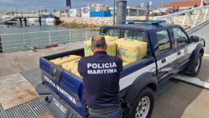 A Polícia Marítima apreendeu esta manhã 21 fardos de material estupefaciente a sul da Barra do rio Guadiana, em VRSA.