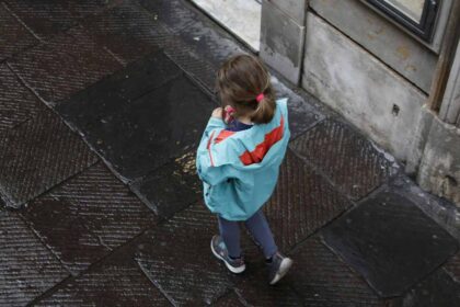 Um estudo do Banco de Portugal revela que a escolaridade dos pais condiciona a dos filhos de famílias pobres, em que apenas 11 por cento tem o ensino superior.