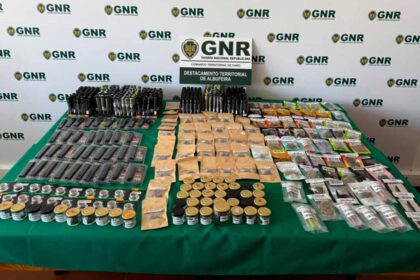 Mais de mil artigos com substâncias psicotrópicas proibidas foram apreendidas pela GNR em Albufeira, numa operação em estabelecimentos conhecidos como smartshops.