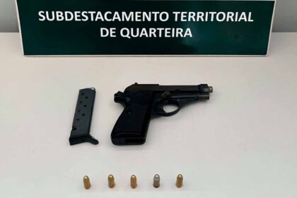 Um homem de 26 anos foi detido pela GNR em Quarteira por posse ilegal de arma de fogo, após denúncia de desacatos num estabelecimento de diversão noturna.