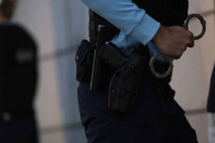 A GNR deteve dois dos seus militares, de 23 e 25 anos, em Tavira, suspeitos de extorquirem dinheiro a cidadãos pertencentes a minorias.