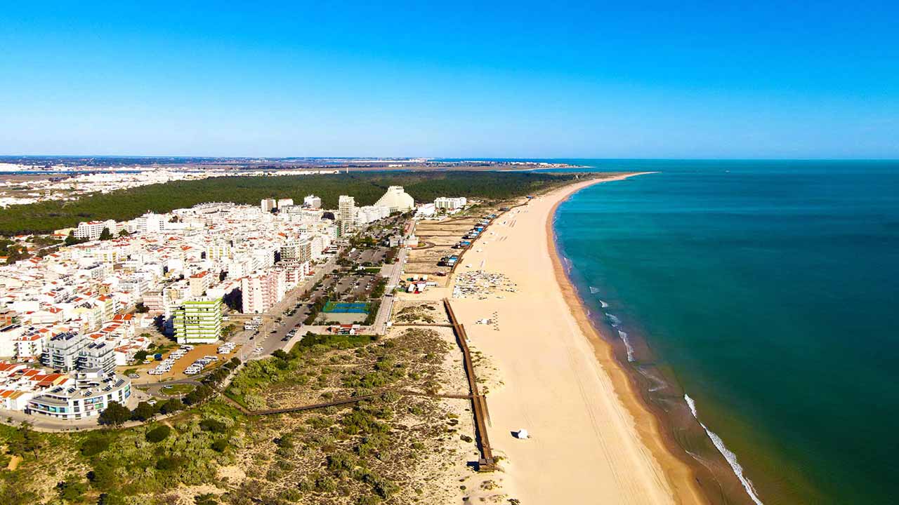 Centenas de motos Harley Davidson rumam à Praia de Monte Gordo para o Encontro Nacional que marca o regresso do certame ao Algarve.