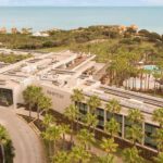 Chama-se Kimpton Atlântico Algarve, é o primeiro hotel da marca a inaugurar no país e conta com 149 quartos e suítes, além de várias opções gastronómicas e um Wellness Club.