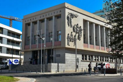 O jovem acusado de matar o pai à facada numa aldeia de Tavira, num alegado contexto de violência doméstica, foi hoje condenado em tribunal a uma pena de prisão de cinco anos suspensa pelo mesmo período.