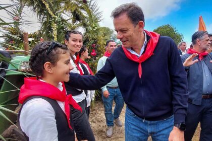 O presidente do PSD, Luís Montenegro, distribuiu hoje beijos e abraços na Festa da Pinha, no Algarve, sendo também solicitado para tirar fotografias, mas nem todos receberam de bom grado uma ação política naquele arraial.