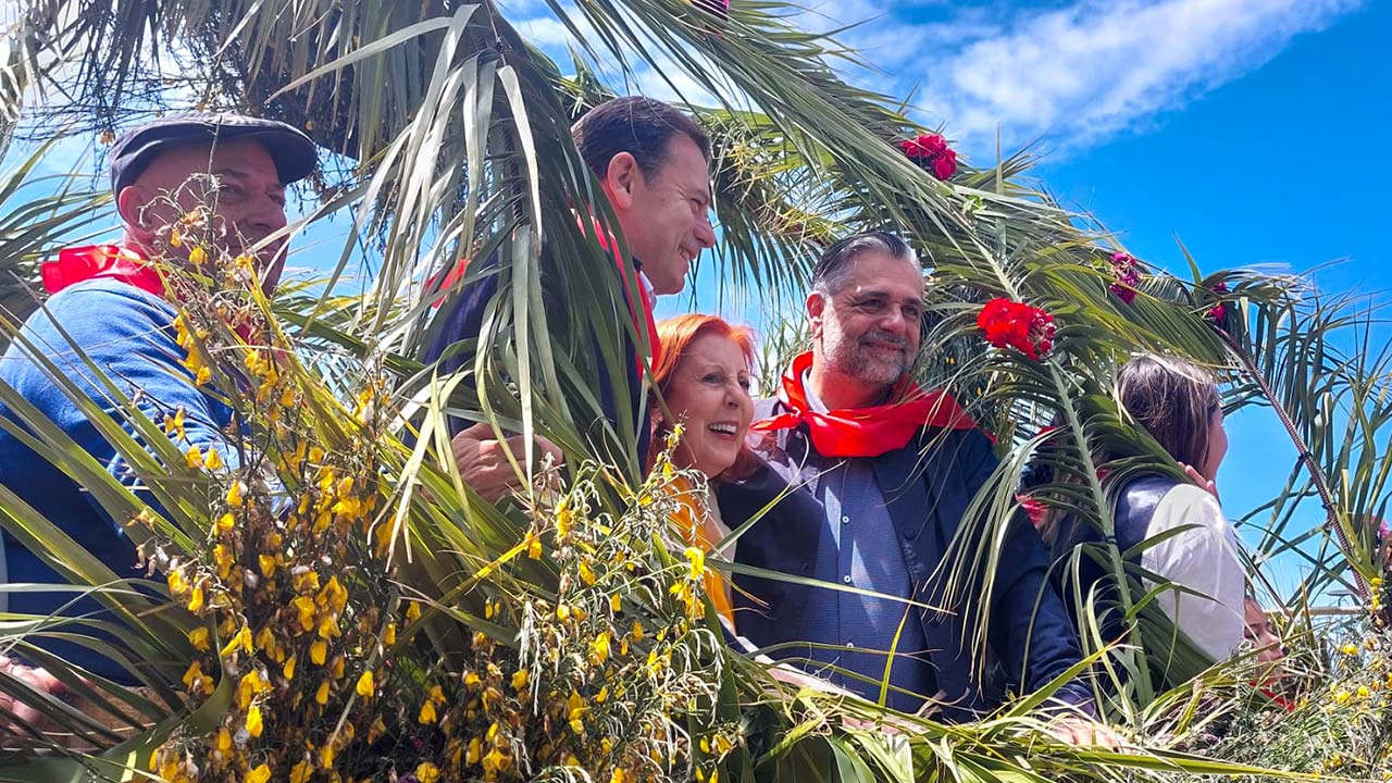 O presidente do PSD, Luís Montenegro, distribuiu hoje beijos e abraços na Festa da Pinha, no Algarve, sendo também solicitado para tirar fotografias, mas nem todos receberam de bom grado uma ação política naquele arraial.