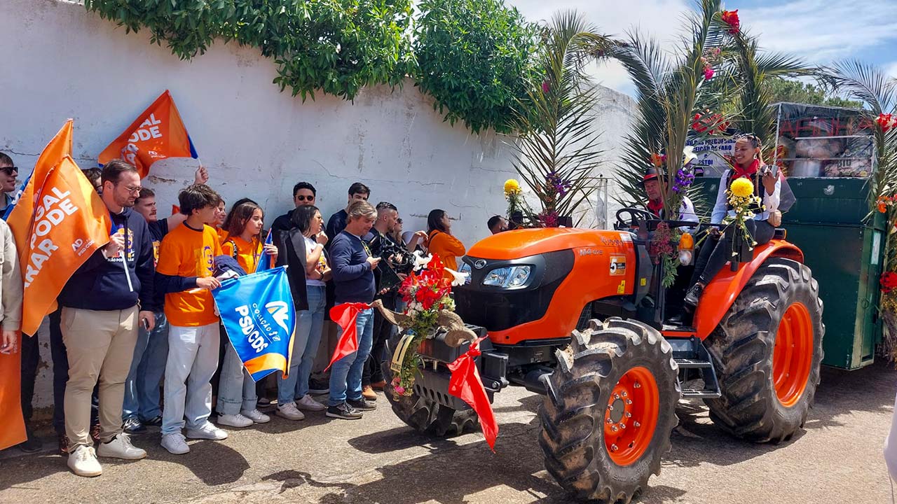 O presidente do PSD, Luís Montenegro, distribuiu hoje beijos e abraços na Festa da Pinha, no Algarve, sendo também solicitado para tirar fotografias, mas nem todos receberam de bom grado uma ação política naquele arraial.