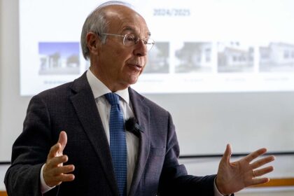 O candidato presidencial Luís Marques Mendes considera que uma eventual eleição do ex-chefe da Armada, e agora rival na corrida a Belém, almirante Henrique Gouveia e Melo «pode ser um risco enorme» e «um perigo para a democracia».