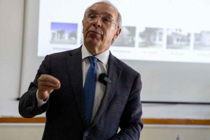 O candidato presidencial Luís Marques Mendes elogiou hoje a postura de José Luís Carneiro, que manifestou abertura a entendimentos com a AD, salientando que isso pode permitir que haja um «governo de legislatura» e que se façam reformas.