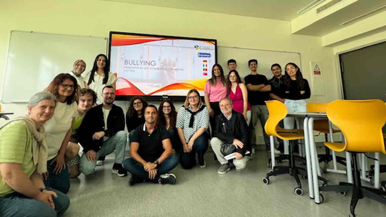 Docentes de diversos países europeus estiveram no Agrupamento de Escolas Dr. Francisco Fernandes Lopes (AEFFL), em Olhão, para conhecer as metodologias anti-bullying e os trabalhos realizados sobre a temática.