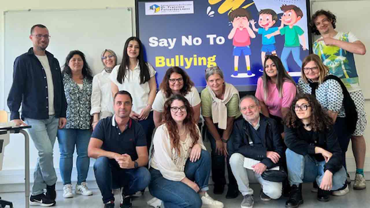 Docentes de diversos países europeus estiveram no Agrupamento de Escolas Dr. Francisco Fernandes Lopes (AEFFL), em Olhão, para conhecer as metodologias anti-bullying e os trabalhos realizados sobre a temática.