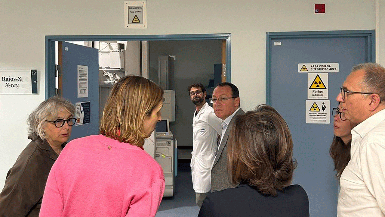 A federação do PS Algarve, em comunicado, lamenta que a Unidade Local de Saúde (ULS) do Algarve esteja a ser transformada num centro partidário e que a gestão pública e o valor técnico tenham cedido lugar à direção política e aos interesses partidários do PSD.