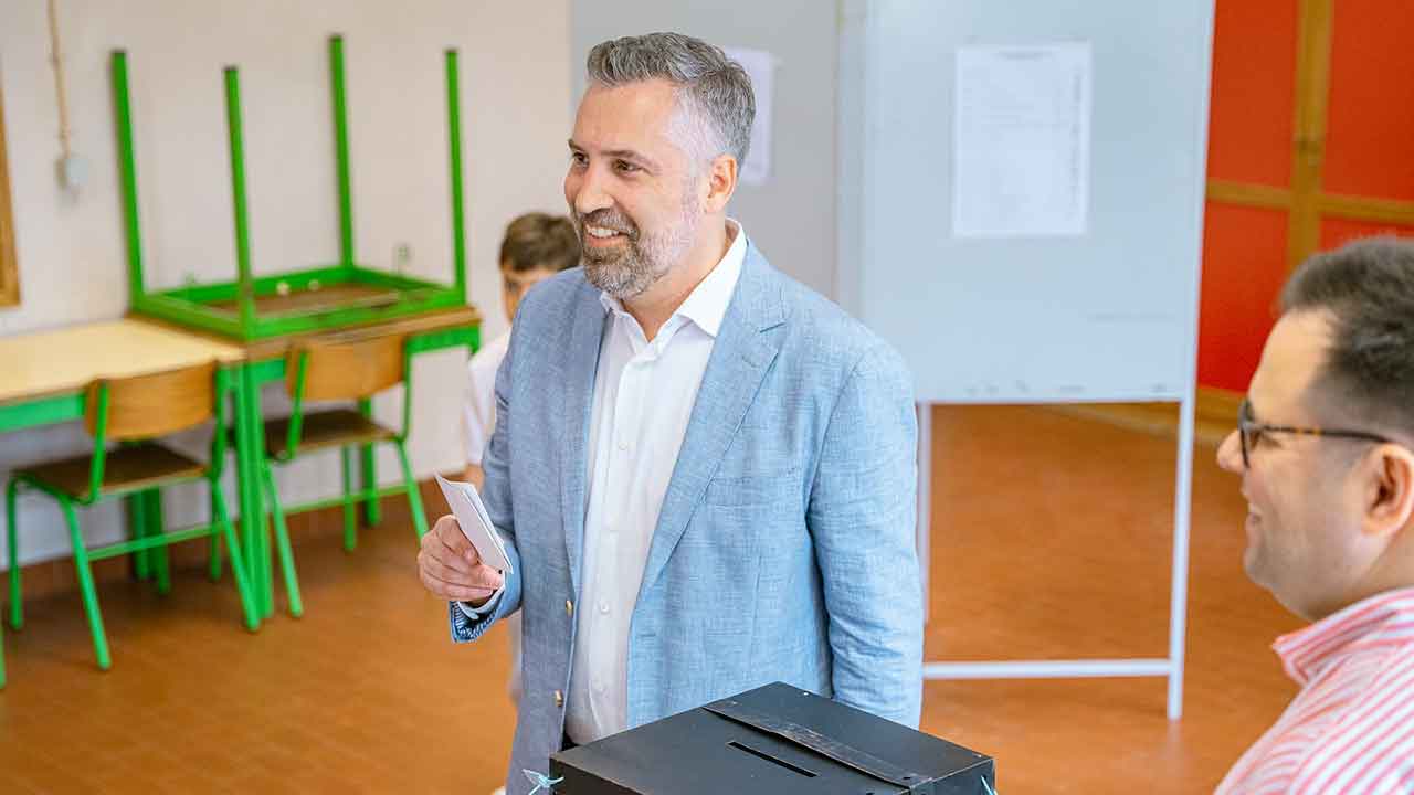 O secretário-geral do PS, Pedro Nuno Santos, fez hoje um apelo a uma «grande participação» nas eleições legislativas, pedindo que ninguém fique em casa, nem deixe para os outros a sua escolha sobre o futuro.