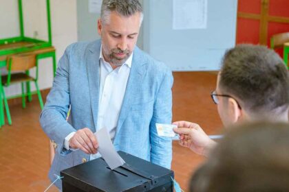 O secretário-geral do PS, Pedro Nuno Santos, fez hoje um apelo a uma «grande participação» nas eleições legislativas, pedindo que ninguém fique em casa, nem deixe para os outros a sua escolha sobre o futuro.