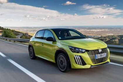 Levantamento compara os principais modelos da marca francesa Peugeot em Portugal, incluindo gastos com combustível, seguros, manutenção e óleo do motor. Elétrico e diesel destacam-se.