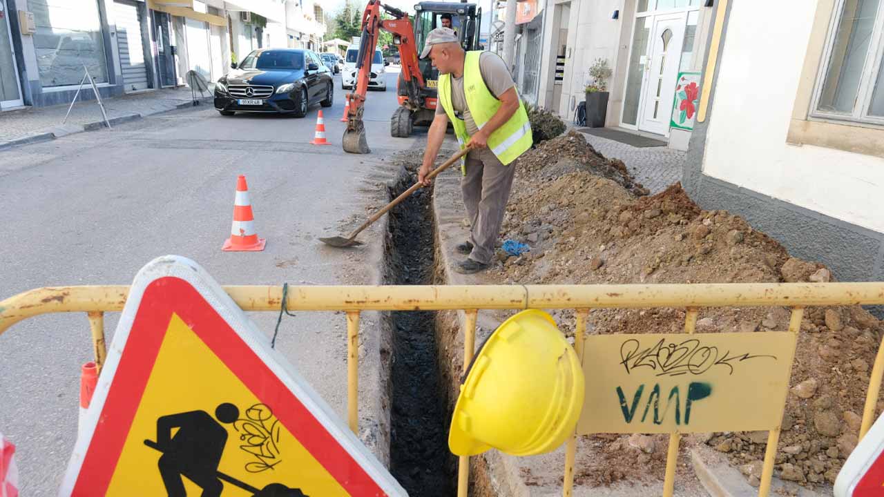 A Rede de Abastecimento de Água em São Brás de Alportel continua a ser renovada, desta vez no centro da vila, entre a Rua Padre Sena Neto e o Troço Sul da Rua João de Deus.