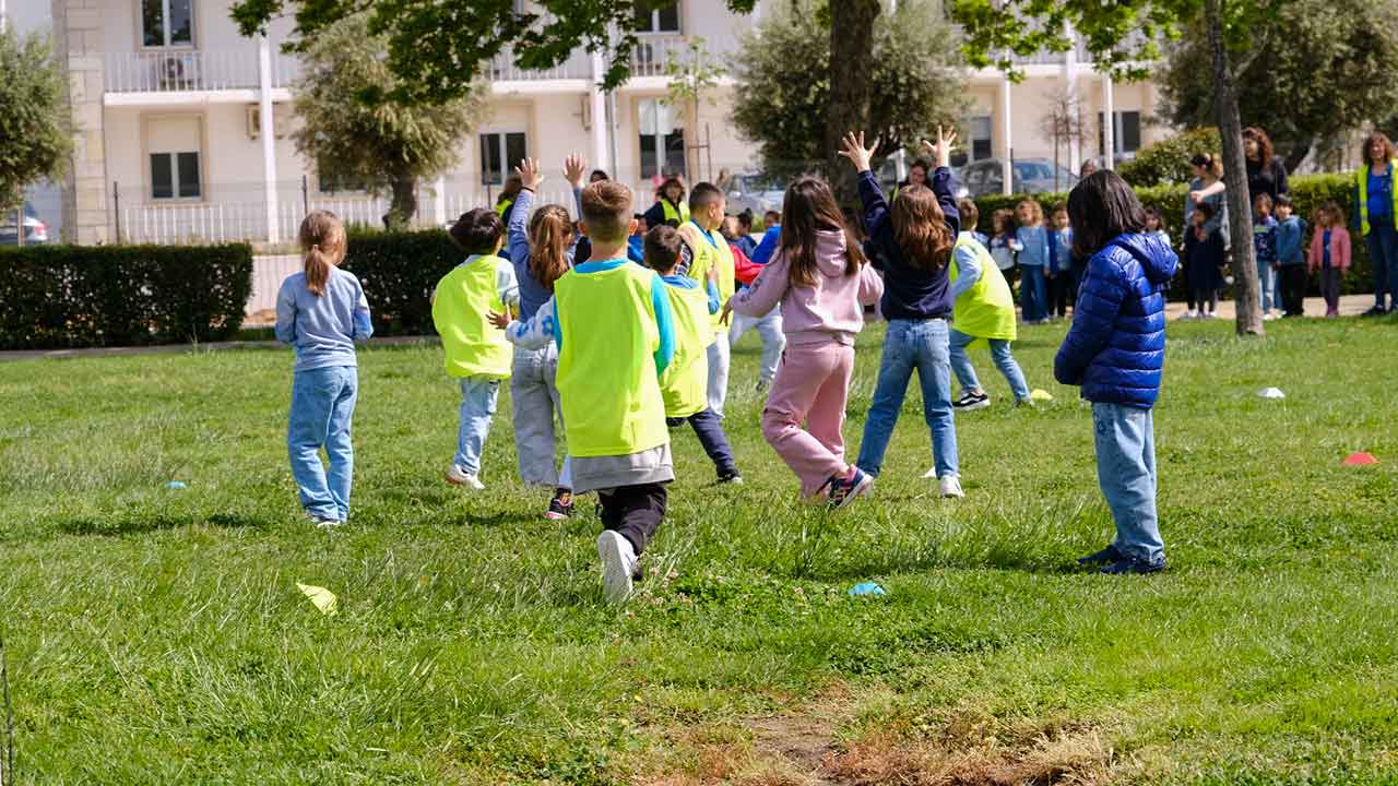 O município de São Brás de Alportel vestiu-se de azul num laço gigante, para sensibilizar para a proteção das crianças e a prevenção dos maus-tratos infantis.