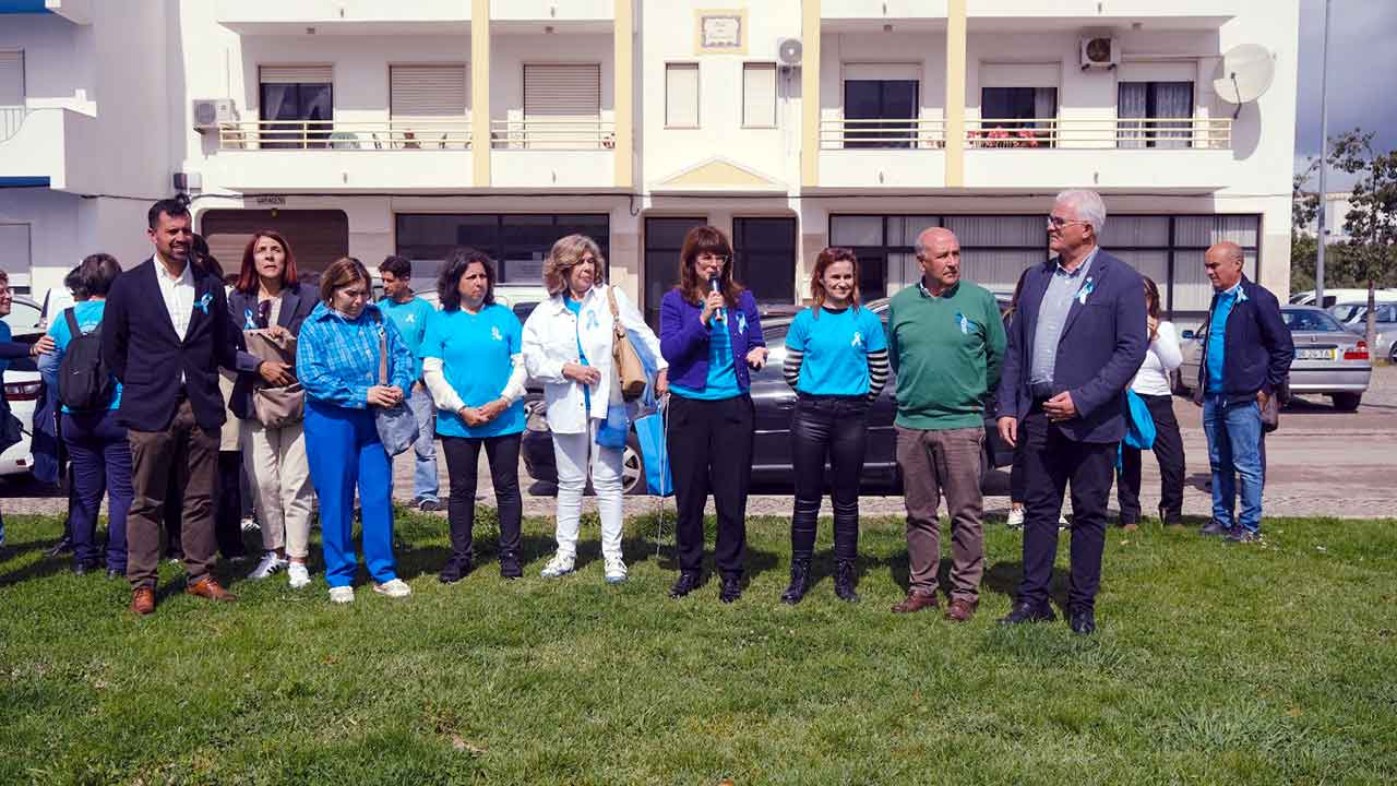 O município de São Brás de Alportel vestiu-se de azul num laço gigante, para sensibilizar para a proteção das crianças e a prevenção dos maus-tratos infantis.