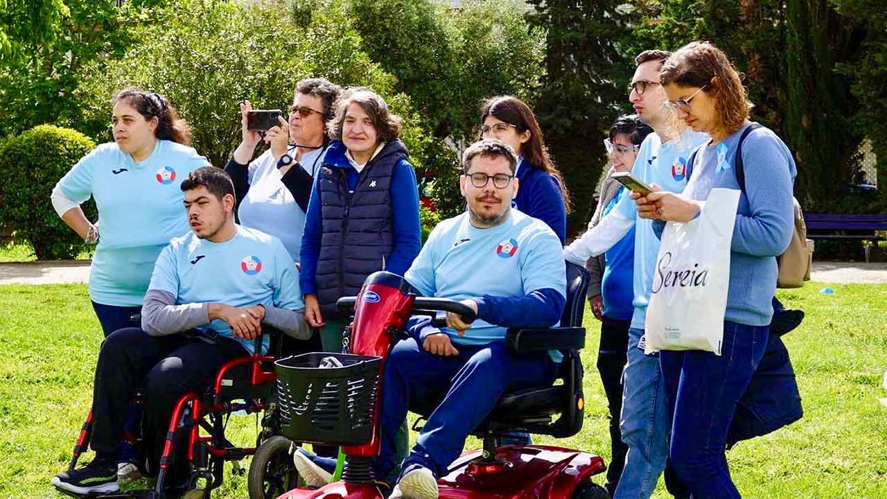 O município de São Brás de Alportel vestiu-se de azul num laço gigante, para sensibilizar para a proteção das crianças e a prevenção dos maus-tratos infantis.