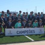 Ao conquistar o título da Liga 2 Algarve Futebol Iniciados, o Ginásio Clube de Tavira sobe à Liga Algarve na próxima época.