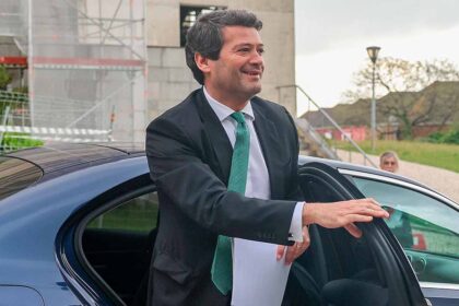 André Ventura, desvalorizou hoje a entrada na campanha dos antigos governantes e líderes do PSD, Aníbal Cavaco Silva e Pedro Passos Coelho, considerando que representam o passado e que «Portugal precisa de futuro».
