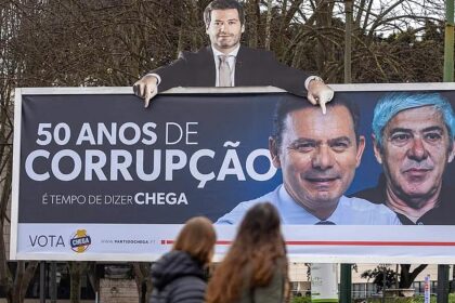 O Tribunal Judicial da Comarca de Lisboa recusou o pedido de Luís Montenegro para a retirada dos cartazes do Chega em que o primeiro-ministro aparece ao lado do ex-chefe do governo socialista José Sócrates associado ao tema da corrupção.